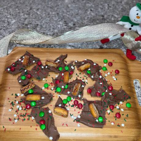 Christmas Pretzel Chocolate Bark - OMG Pretzels